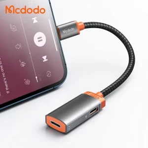 شاحن ماكدودو USB-C موصول ويتم استخدامه على طاولة بجانب السرير