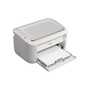 طابعة Canon LBP6030B موضوعة على مكتب في بيئة عمل صغيرة