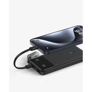 تصميم مريح مع كابل USB-C مدمج للشحن بسهولة أثناء التنقل.