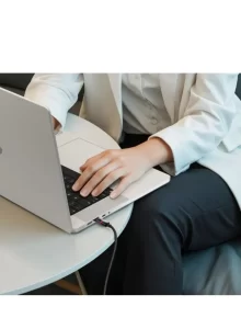 كابل شحن سريع ماكدودو CA-8200 USB-C إلى USB-C بقوة 100 وات متصل بالكمبيوتر المحمول